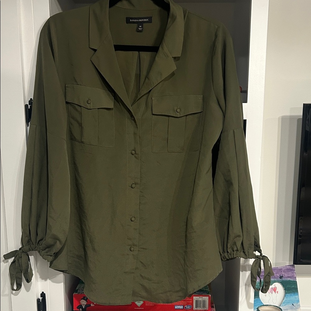 Banana Republic long sleeve button down shirt! Size medium. Like new condition